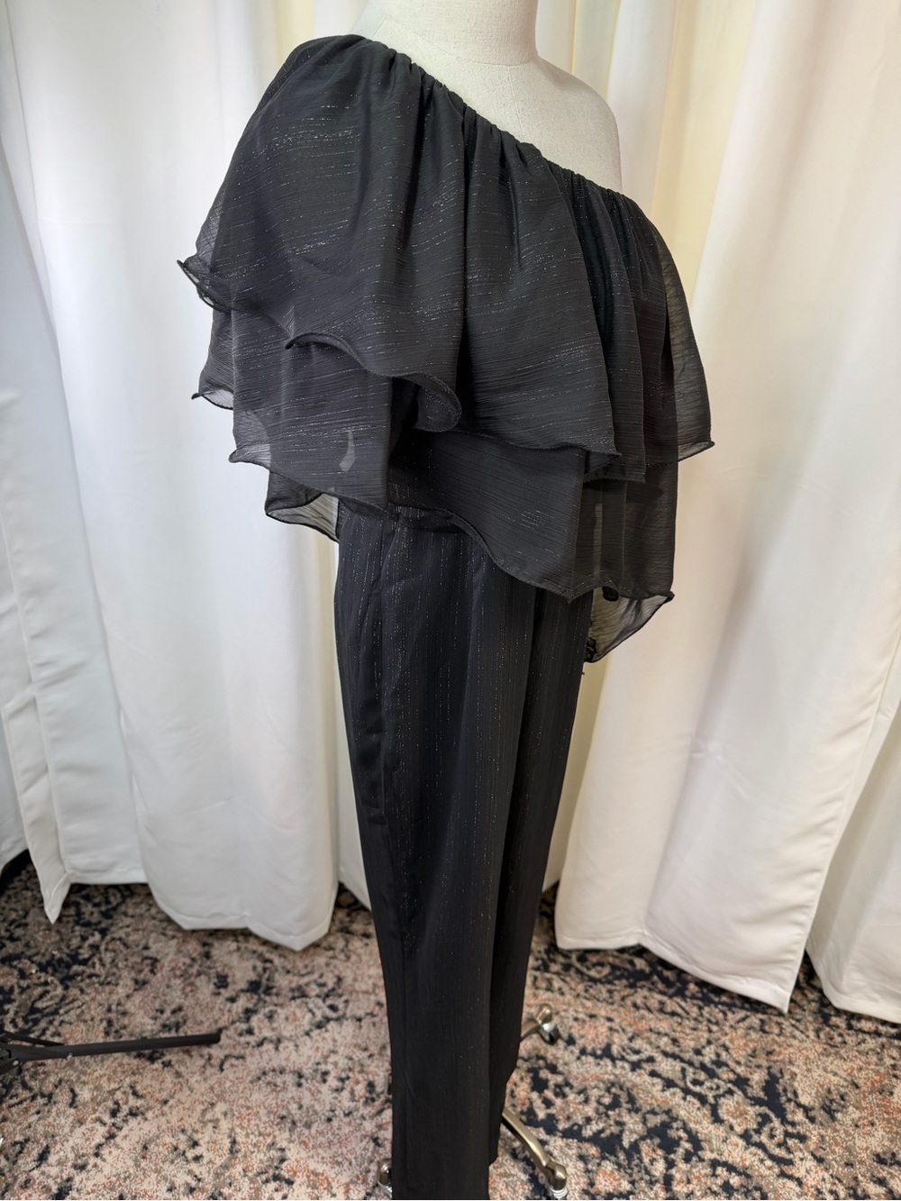 NWT Jewel Badgley Mischka Black & Silver Metallic Ruffled One Shoulder Jumpsuit - Picture 12 of 13